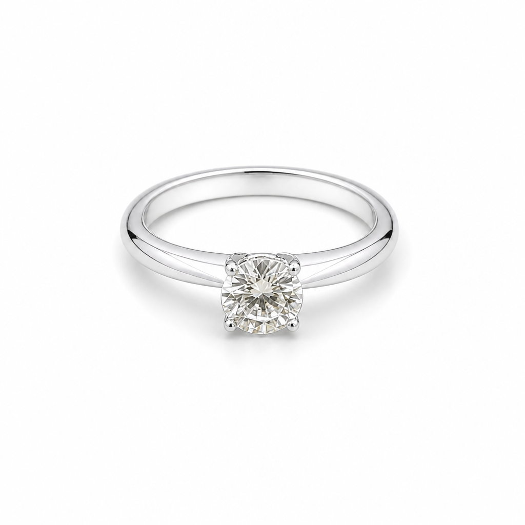 Ring auf reinweißem Hintergrund nach der Schmuck Retusche, marktplatzfertig
