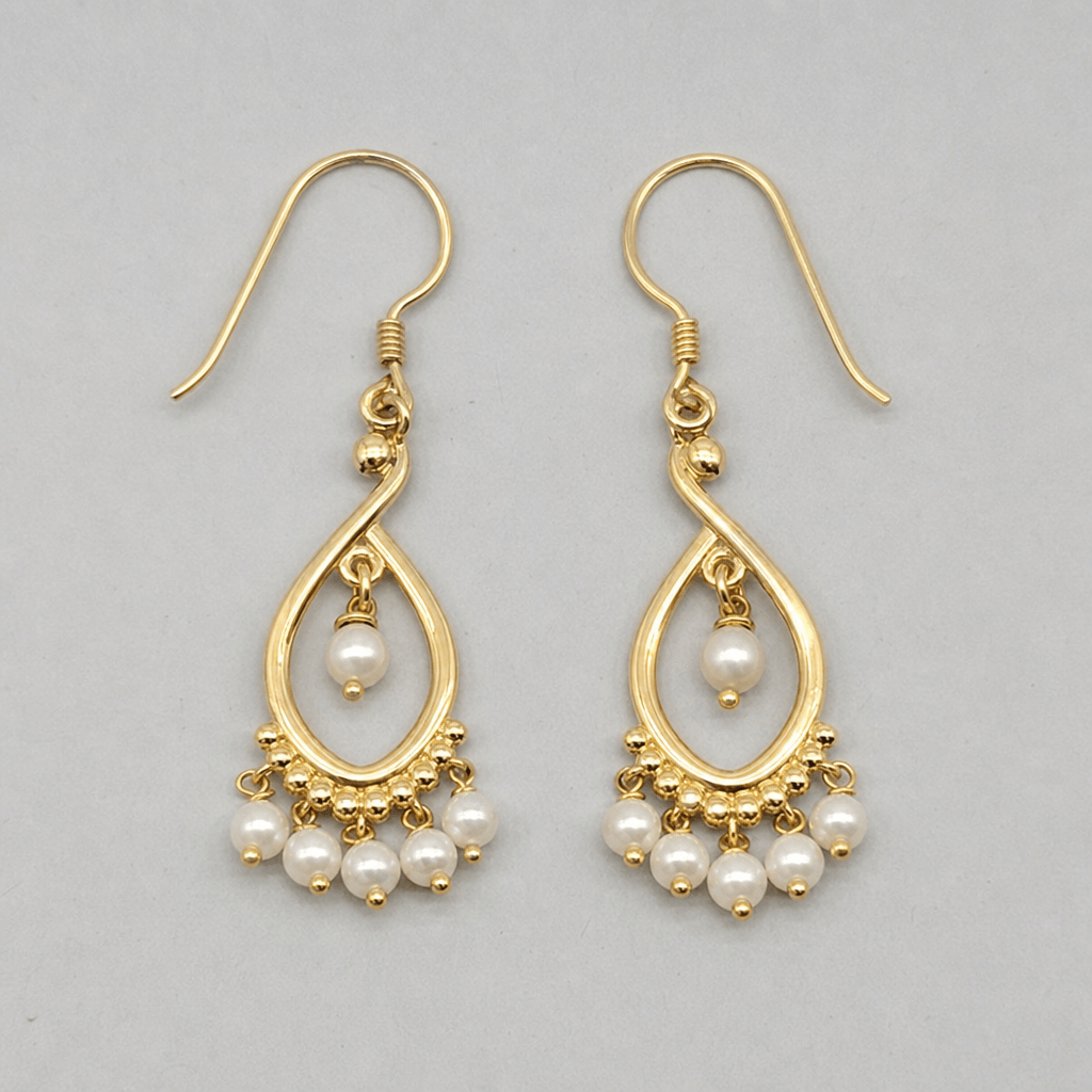 Ohrring-Produktfoto mit farbigem Hintergrund vor der Schmuck Retusche